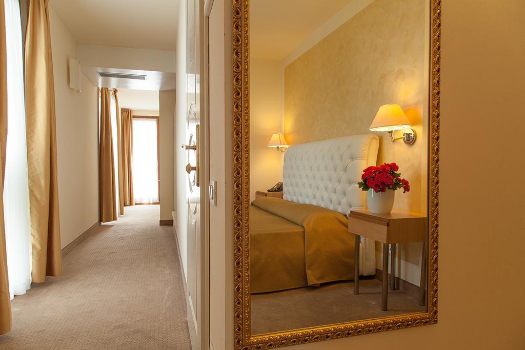 Triple Room with Terrace and Partial Lake View,1611082543:JPEG